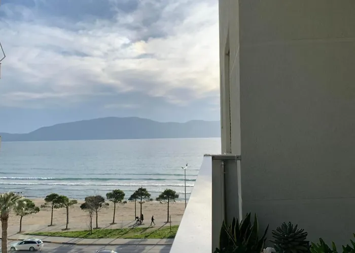 Modern Spacious 1 Bedroom Flat Next To The Beach