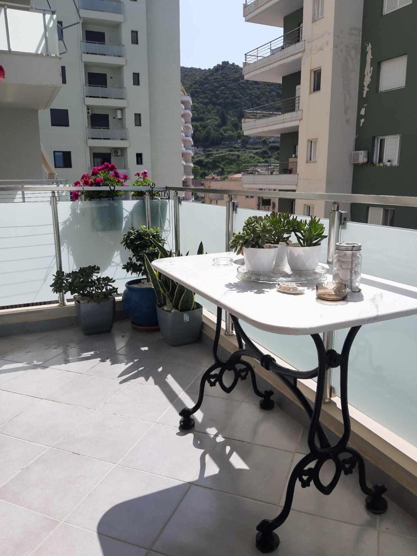 Modern Spacious 1 Bedroom Flat Next To The Apartament Wlora